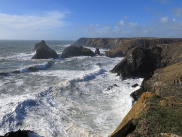 Kynance Cove hit by big seas during Cornish winter storms